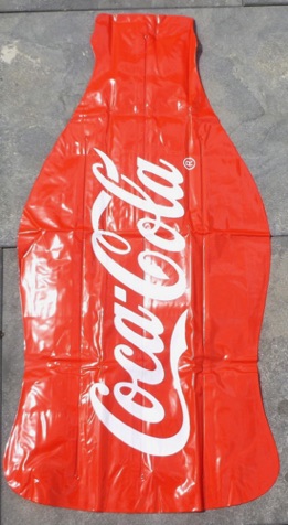02553-32 € 2,50 coca cola fun bottle opblaasbaar 48,5 x 24 x 19 cm.jpeg